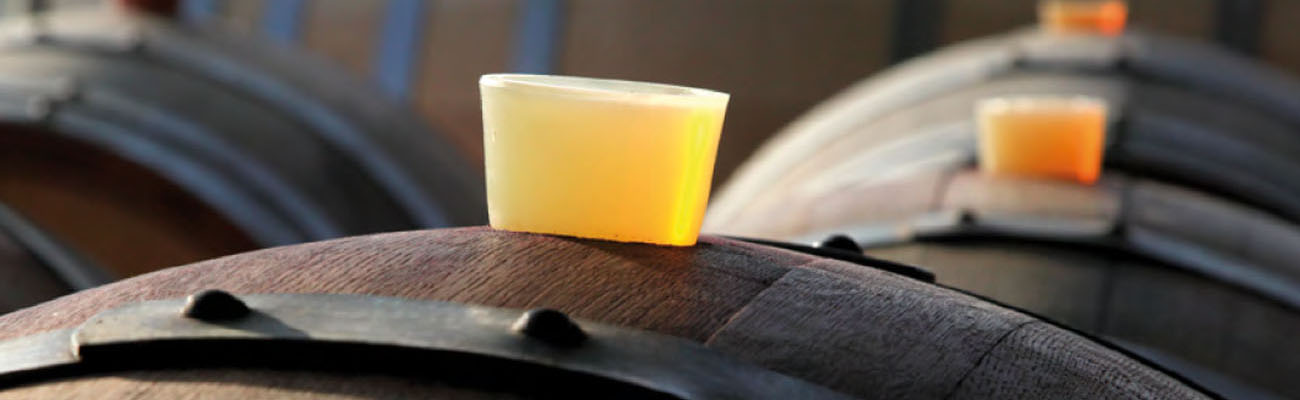 Kerzen auf Weinfässer